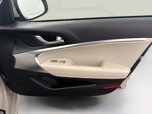 Used 2025 Genesis G70 2.5T AWD/4WD image 33