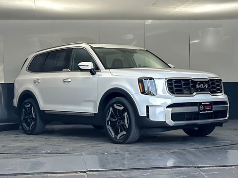 Used 2024 Kia Telluride S w/ S Sunroof Package FWD image 1