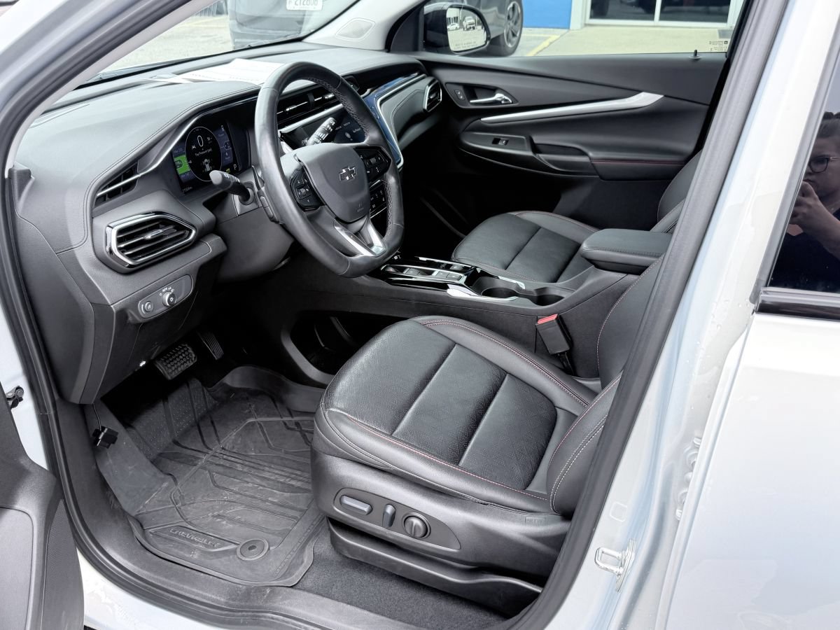 Used 2023 Chevrolet Bolt EUV LT w/ Convenience Package FWD image 9
