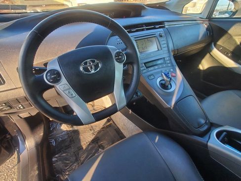 Used 2014 Toyota Prius Five image 8