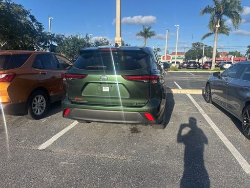 Used 2023 Toyota Highlander LE AWD/4WD image 9