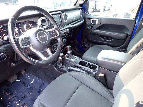 Used 2019 Jeep Wrangler Unlimited Sahara w/ Uconnect 4C Nav & Sound Group AWD/4WD image 11