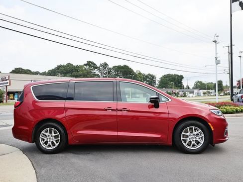 Used 2025 Chrysler Pacifica Select FWD image 10