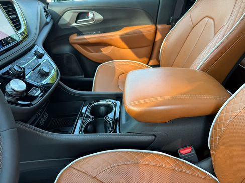Used 2025 Chrysler Pacifica Pinnacle FWD image 24
