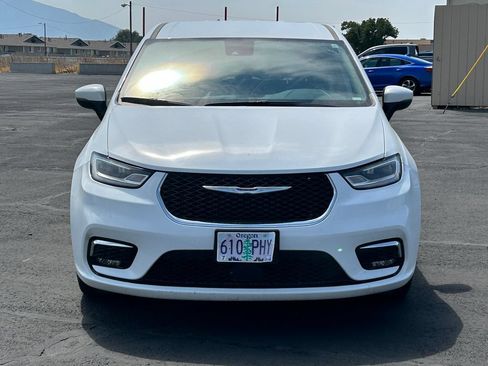 Used 2023 Chrysler Pacifica Touring-L FWD image 9