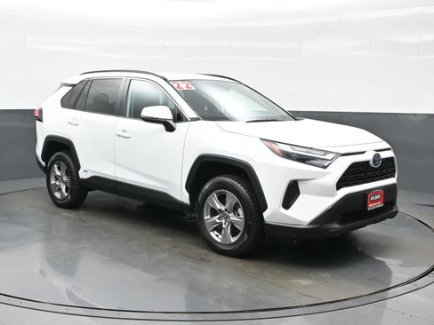 Used 2022 Toyota RAV4 XLE AWD/4WD image 8
