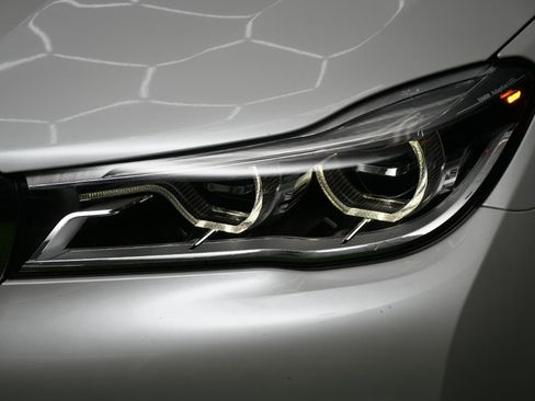 Used 2016 BMW 750i RWD image 4