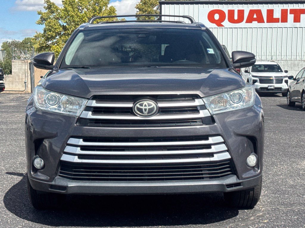 Used 2017 Toyota Highlander XLE AWD/4WD image 3
