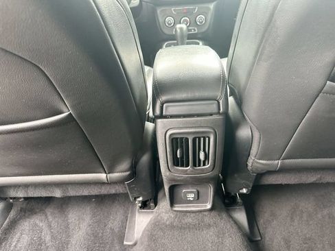 Used 2018 Jeep Compass Latitude w/ Cold Weather Group FWD image 23