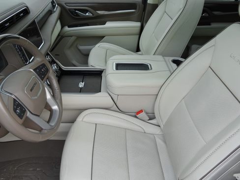 Used 2023 GMC Yukon Denali w/ Advanced Technology Package AWD/4WD image 11