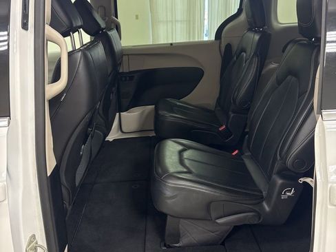 Used 2023 Chrysler Pacifica Touring-L image 22