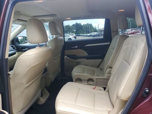 Used 2016 Toyota Highlander XLE AWD/4WD image 11