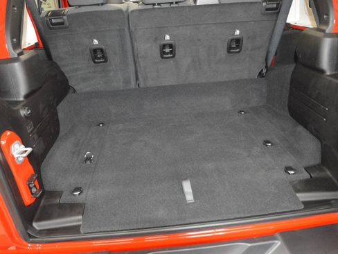 Used 2025 Jeep Wrangler Unlimited Sahara w/ Safety Group image 17