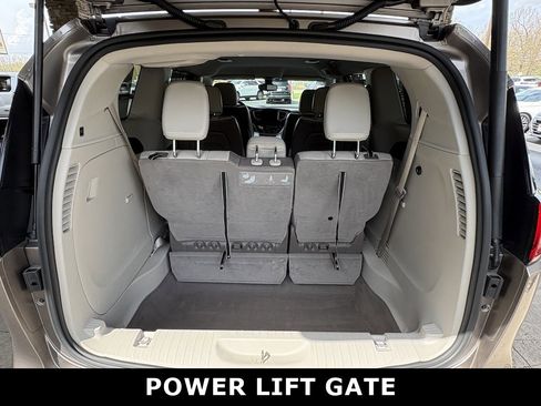 Used 2017 Chrysler Pacifica Touring-L w/ Tire & Wheel Group image 32