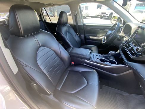Used 2021 Toyota Highlander XLE AWD/4WD image 26