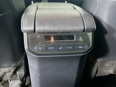 Used 2020 Toyota Highlander XLE FWD image 28