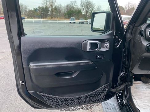 Used 2018 Jeep Wrangler Unlimited Sahara AWD/4WD image 12