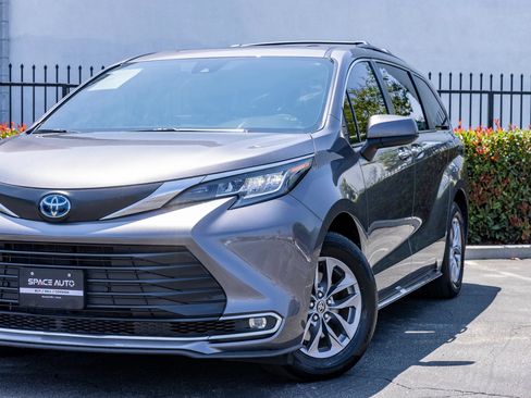 Used 2023 Toyota Sienna XLE FWD image 21