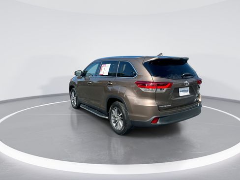 Used 2019 Toyota Highlander XLE FWD image 7