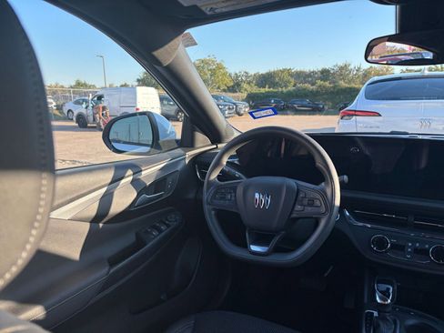 Used 2025 Buick Envista Preferred image 32