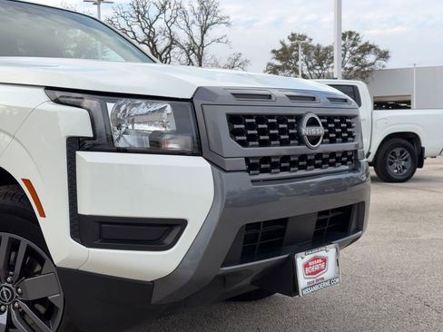 Used 2025 Nissan Frontier SV image 3