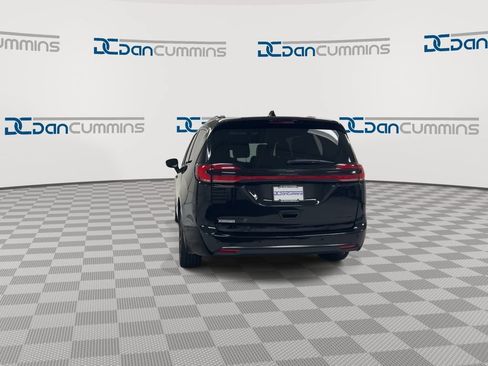 Used 2025 Chrysler Pacifica Limited FWD image 7