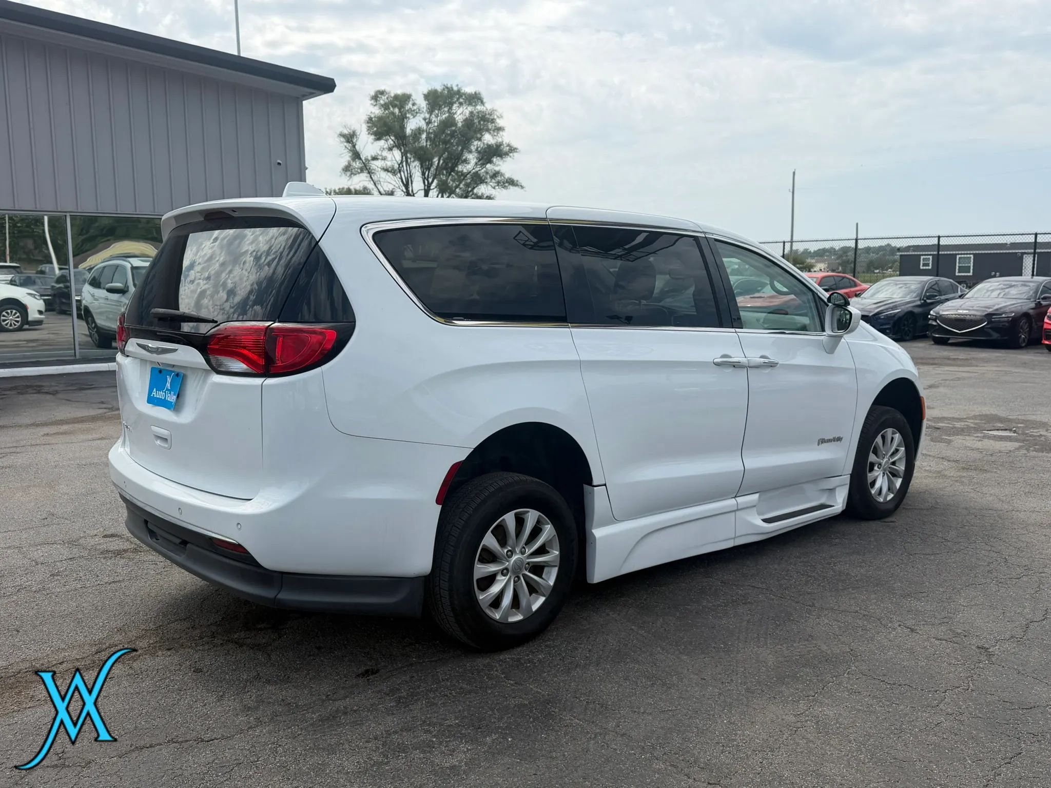 Used 2018 Chrysler Pacifica Touring Plus FWD image 7