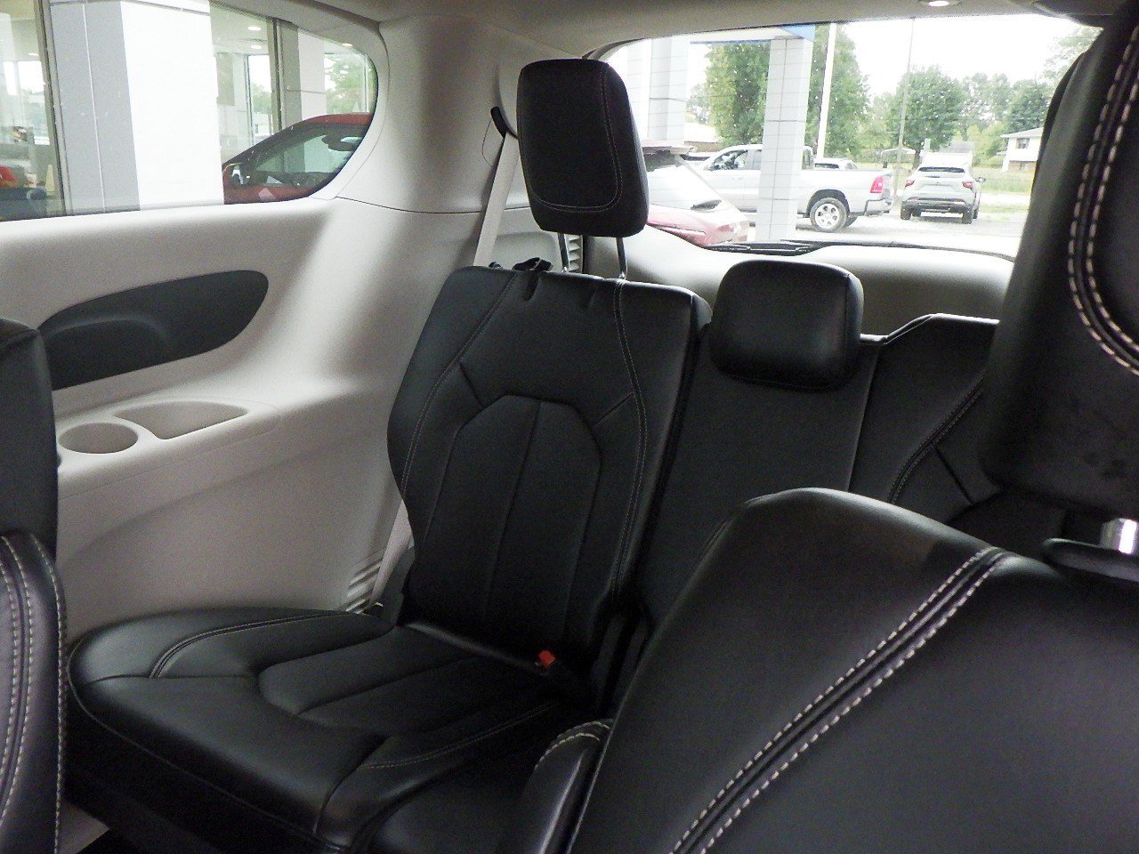 Used 2023 Chrysler Pacifica Touring-L AWD/4WD image 6