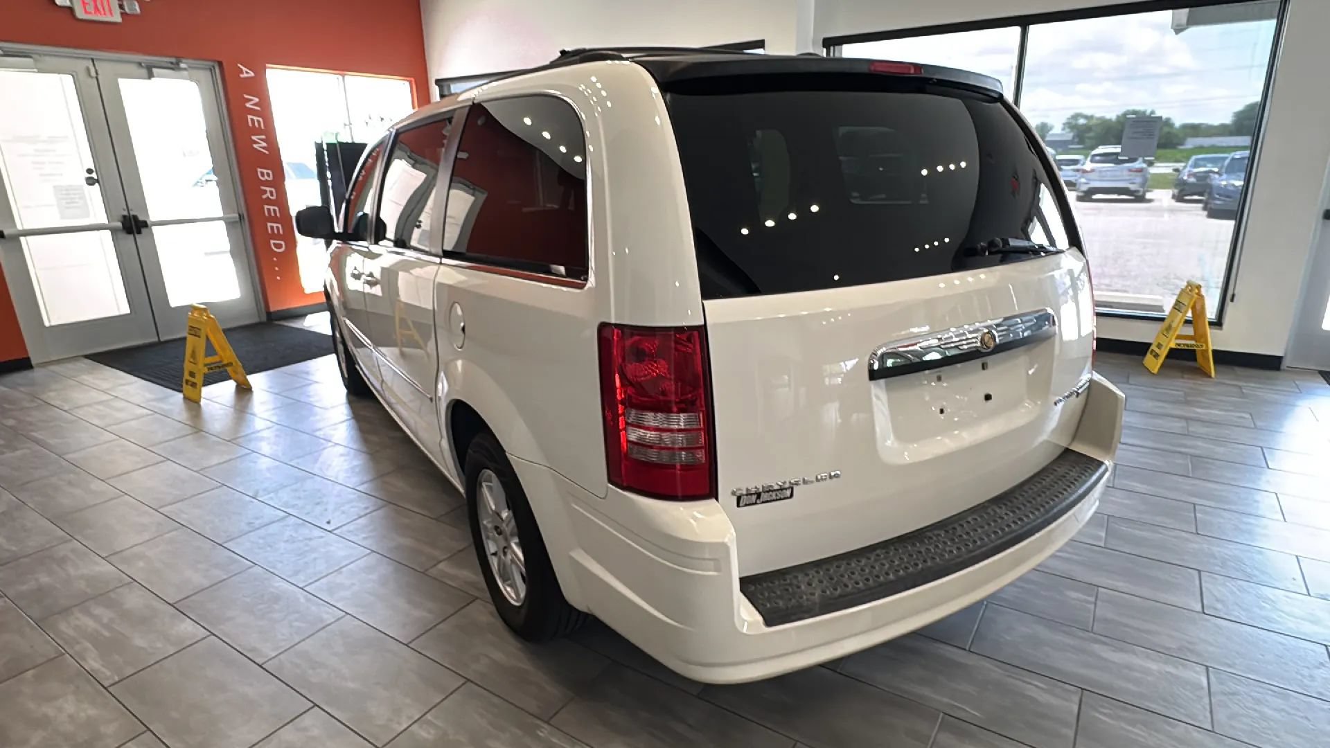 Used 2010 Chrysler Town & Country Touring FWD image 3