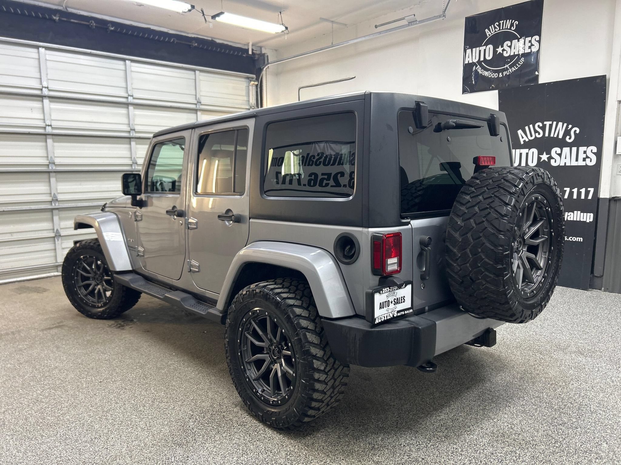 Used 2017 Jeep Wrangler Unlimited Sahara AWD/4WD image 4