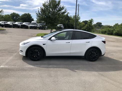 Used 2022 Tesla Model Y Long Range AWD/4WD image 3