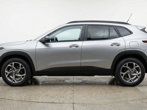 Used 2025 Chevrolet Trax LT FWD image 5