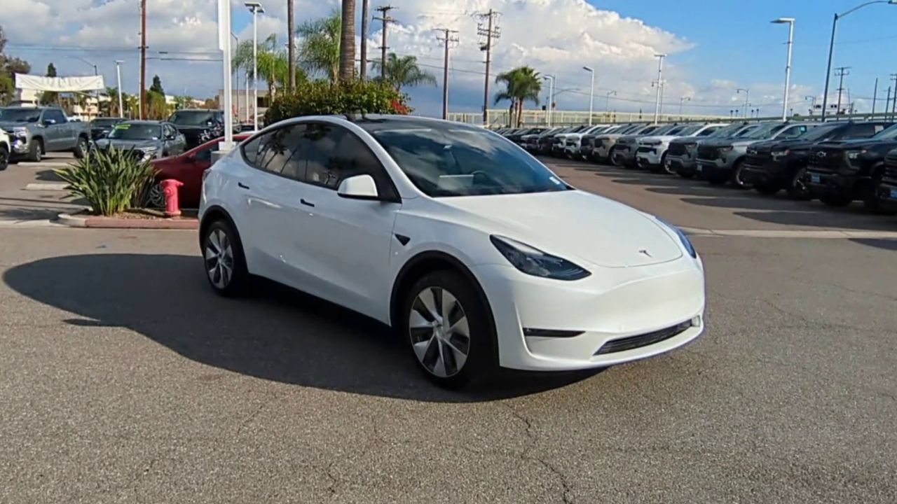 Used 2023 Tesla Model Y Long Range AWD/4WD image 2