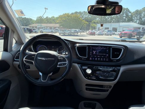 Used 2018 Chrysler Pacifica Touring-L Plus w/ Advanced Safetytec Group FWD image 17