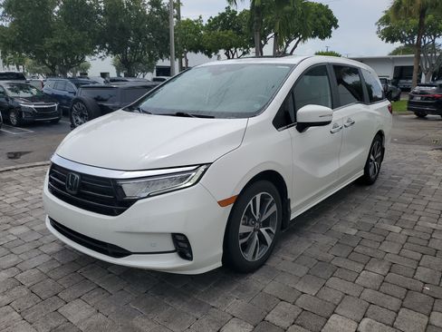 Used 2024 Honda Odyssey Touring image 3