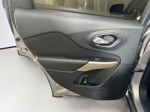 Used 2018 Jeep Cherokee Latitude w/ Cold Weather Group FWD image 24