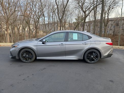 Used 2025 Toyota Camry SE image 5