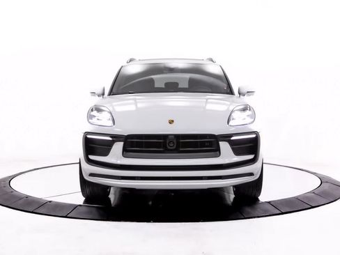 Certified 2026 Porsche Macan AWD/4WD image 10