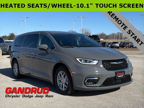 Used 2023 Chrysler Pacifica Touring-L image 1