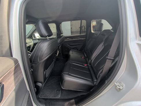 Used 2024 Jeep Grand Cherokee Limited w/ Black Appearance Package AWD/4WD image 13