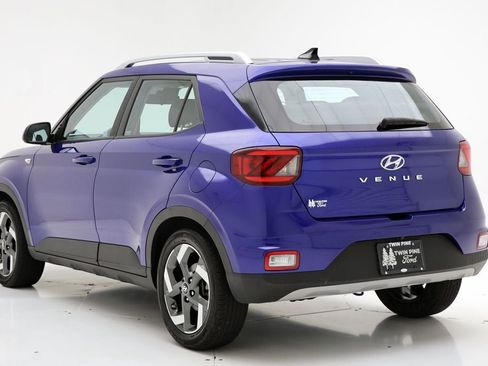 Used 2022 Hyundai Venue SEL image 7