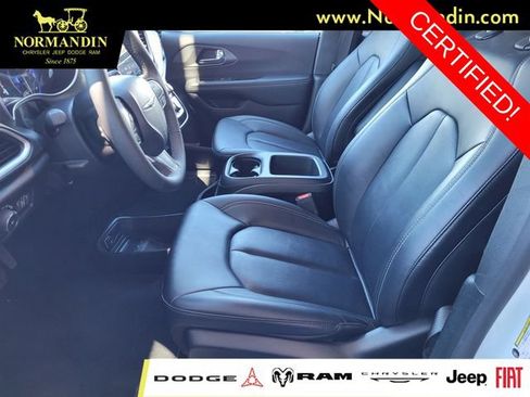 Certified 2025 Chrysler Pacifica Select FWD image 15