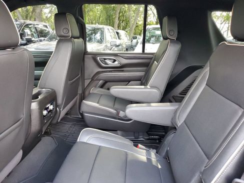 Used 2024 GMC Yukon SLT w/ SLT Luxury Package RWD image 10