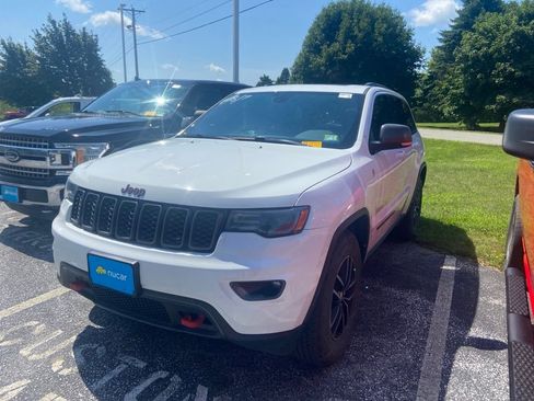 Used 2017 Jeep Grand Cherokee Trailhawk w/ Trailhawk Luxury Group AWD/4WD image 3