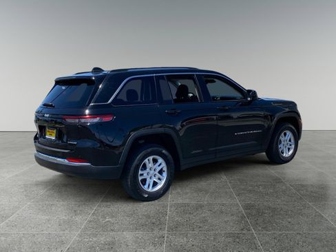Used 2023 Jeep Grand Cherokee Laredo RWD image 5
