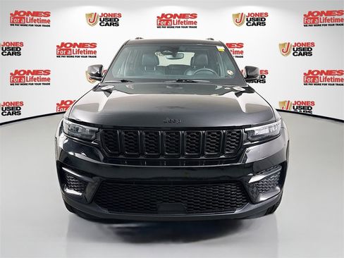 Used 2023 Jeep Grand Cherokee Altitude image 12