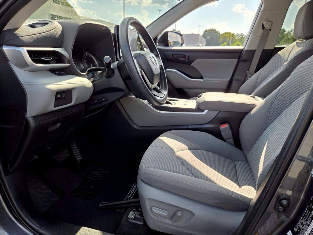 Used 2023 Toyota Highlander L FWD image 5