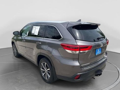 Used 2017 Toyota Highlander XLE AWD/4WD image 4