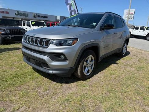 Used 2024 Jeep Compass Latitude w/ Convenience Group AWD/4WD image 3