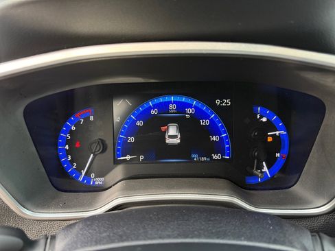 Used 2022 Toyota Corolla Cross XLE image 11